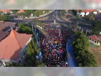 Ribuan Warga Tuban Kembali Ikuti Senam Massal Goyang Dayung di Kawasan CFD