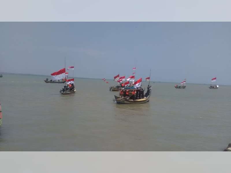 Kirab Satu Negeri, Kibarkan Bendera Merah Putih di Pantai Tuban