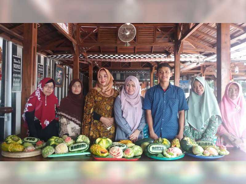 Eny Kojiro Kembali Beri Pelatihan Pembuatan Garnish dan Fruit Carving di Bojonegoro