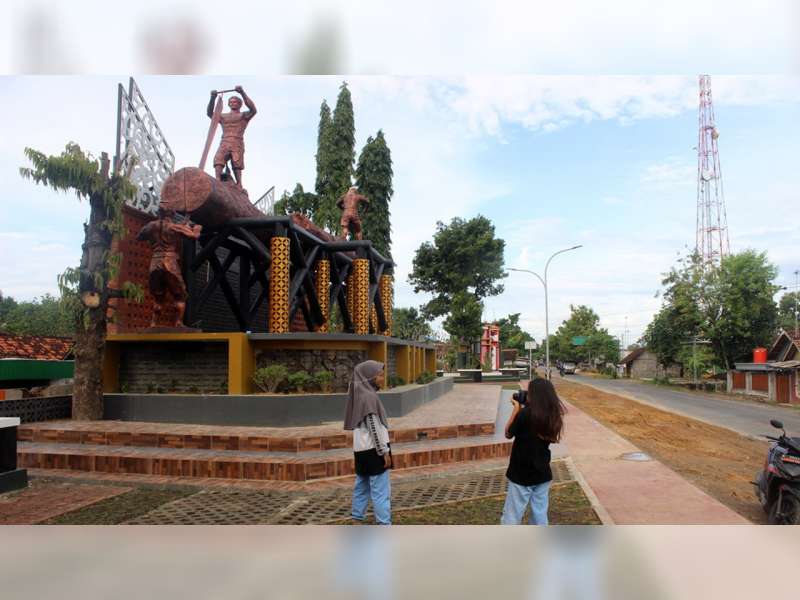 Patung Tukang Penggergaji Kayu di Perbatasan Blora Jadi Spot Swafoto Baru