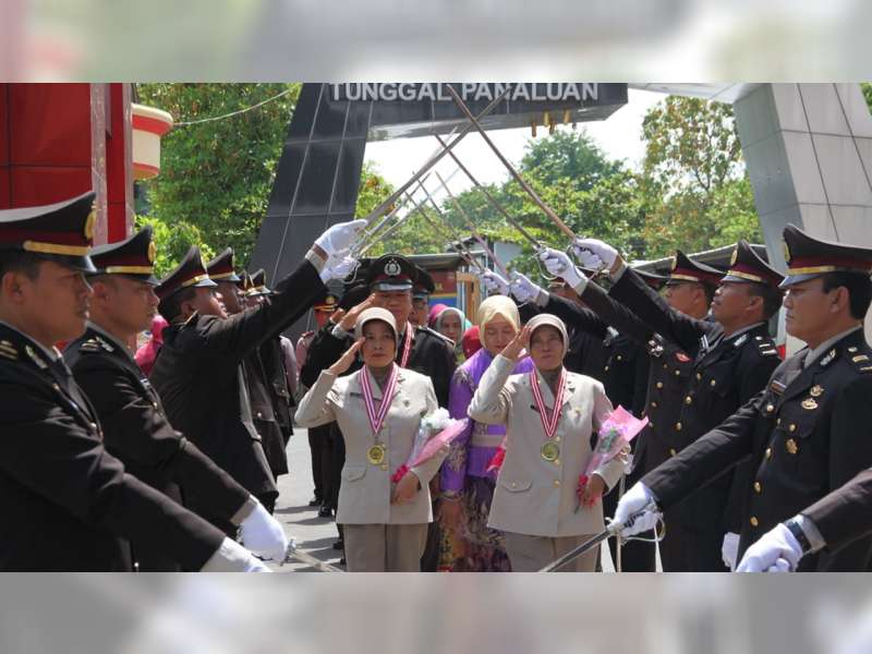 60 Anggota Polres Bojonegoro Naik Pangkat, 22 Anggota Jalani Masa Purna Bakti