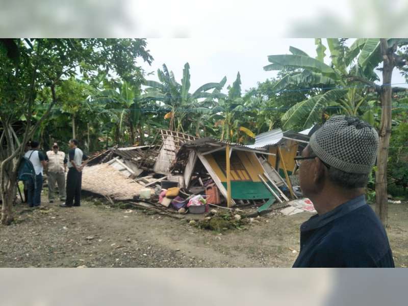Angin Kencang dan Hujan Lebat Robohkan Rumah Nenek di Widang Tuban