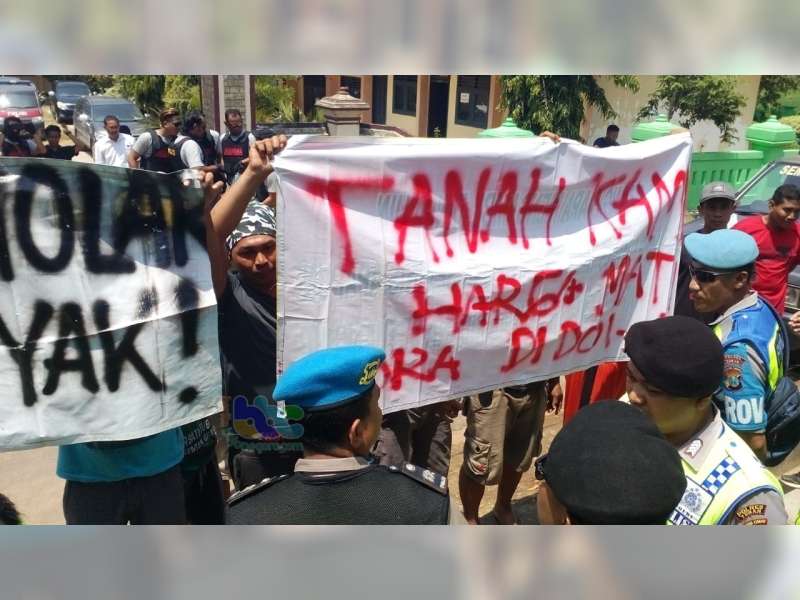 Ditolak Warga, Sosialisasi Rencana Pembangunan Kilang Minyak di Tuban Berakhir Ricuh
