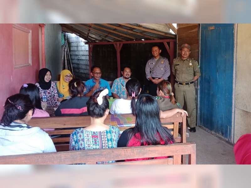 Polsek Kunduran Bersama Tim Medis, Periksa Kesehatan Warga Lokalisasi Yank Jrong Blora
