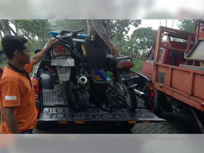 Tabrakan Motor di Balen Bojonegoro, Seorang Pengendara Patah Tulang Kaki