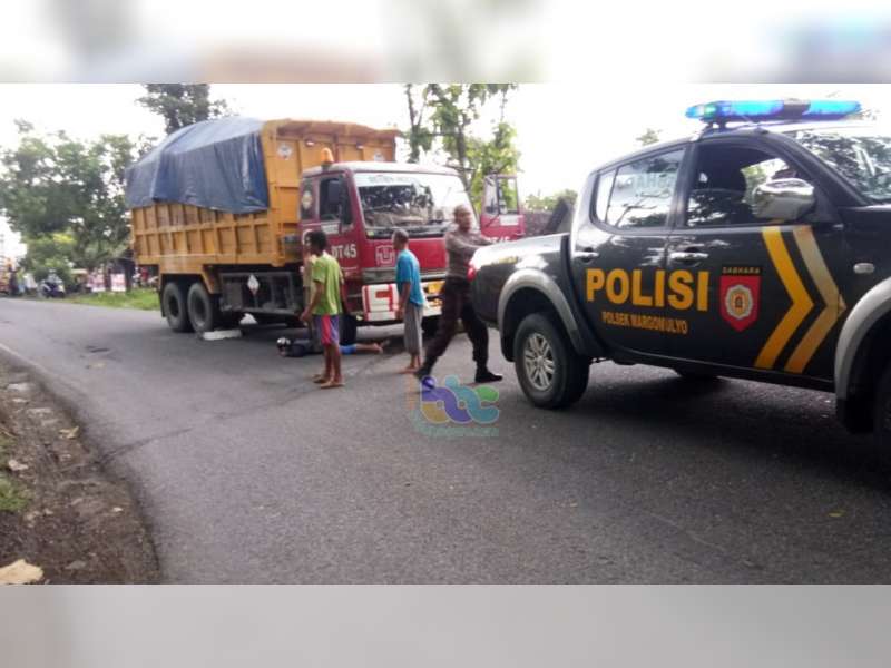 Menyalip dan Terjatuh Lalu Terlindas Truk, Pemotor di Margomulyo Bojonegoro Luka Berat