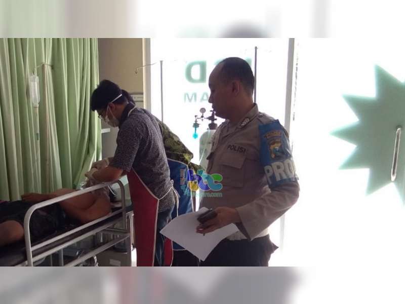 Diduga Mengantuk, Motor Tabrak Tiang Telepon di Kalitidu Bojonegoro, 2 Orang &nbsp;Luka-Luka