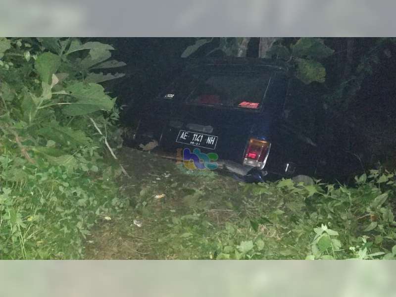 Hindari Tabrakan, Isuzu Panther Terperosok ke Tebing Jalan di Watu Jago &nbsp;Bojonegoro