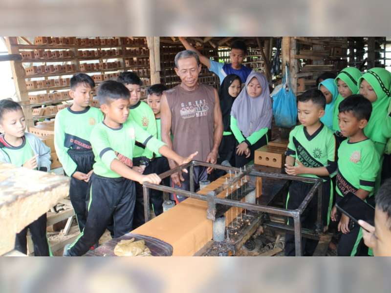 EMCL Kembangkan Potensi Keramik Desa Balong, Jadi Wisata Edukasi di Kabupaten Blora
