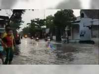 Banjir Genangani Ruas Jalan Poros Kecamatan Sumberrejo-Kanor, Bojonegoro