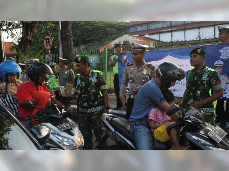 TNI dan Polri di Bojonegoro Kompak Bagi-Bagi Takjil pada Masyarakat