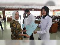 Bupati Bojonegoro Serahkan SK CPNS di Lingkungan Pemkab Bojonegoro