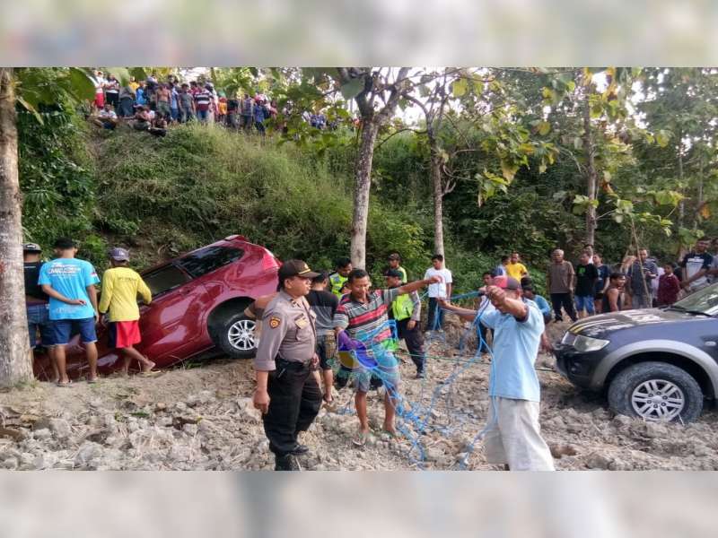 Tak Kuasai Medan Jalan, Pemudik Asal Jakarta Terperosok ke Tebing Jalan di Bojonegoro