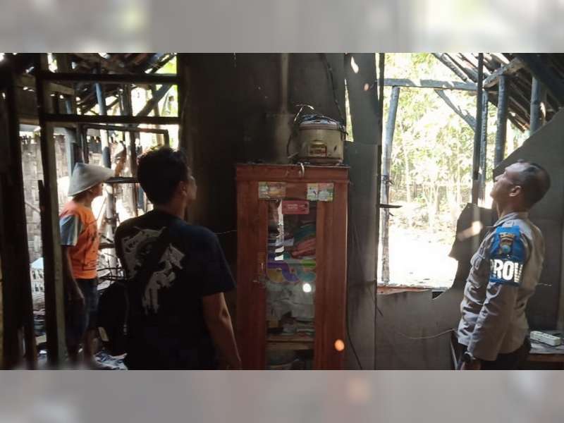 Diduga Akibat Korsleting Listrik, Rumah Milik Warga Sukosewu Bojonegoro Terbakar