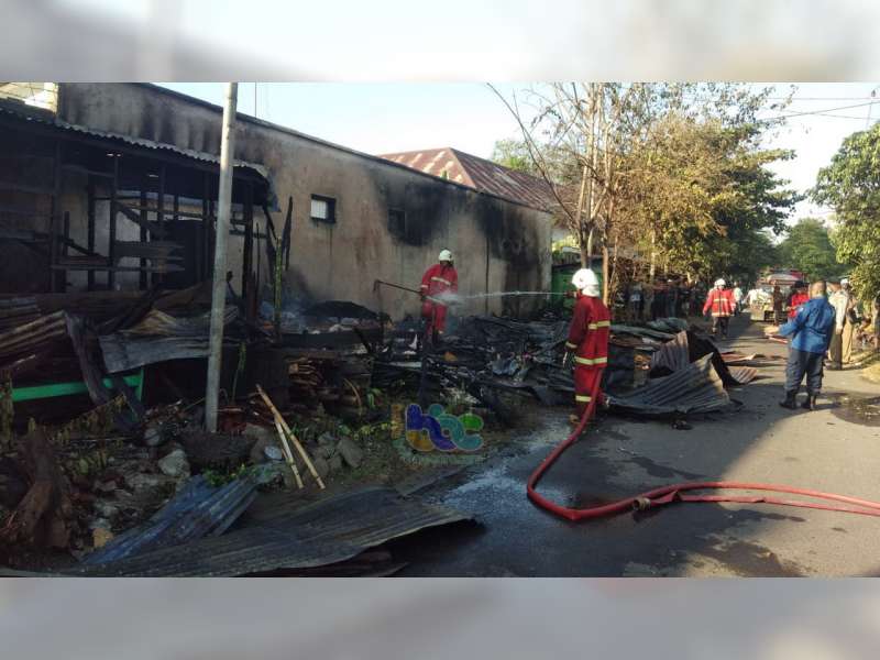 Tiga Unit Bangunan Warung di Jalan Hayam Wuruk Bojonegoro Ludes Terbakar