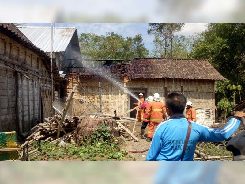 Diduga Lupa Matikan Kompor Gas, Rumah Warga Balen Bojonegoro Terbakar