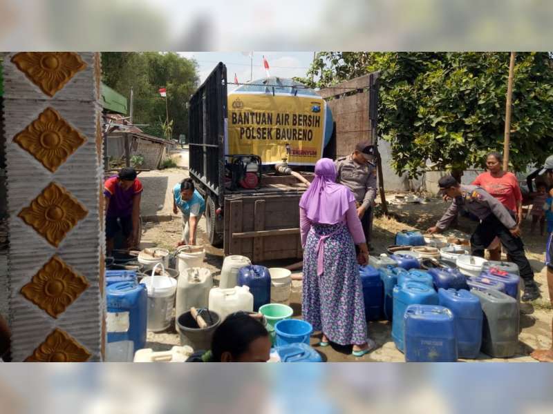 Polsek Baureno Bojonegoro Salurkan Bantuan Air Bersih pada Warga di Kedungadem