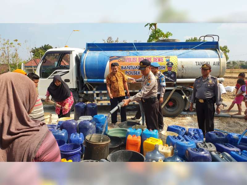 Polsek Ngasem Bojonegoro, Salurkan Bantuan Air Bersih pada Warga Terdampak Kekeringan
