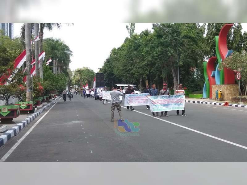 Foto Aksi Unjuk Rasa Warga Desa Ngampel di Pendapa Pemkab Bojonegoro