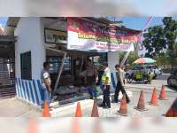 Diduga Rem Blong, Bus Dali Jaya Tabrak Pos Polisi di Area SPBU Kalianyar Bojonegoro