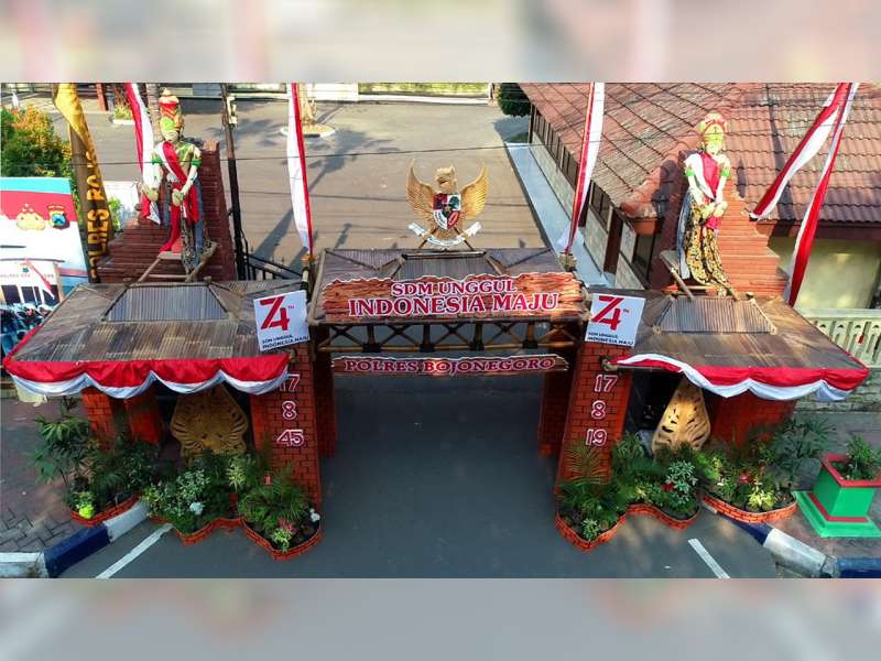 Semarak Gapura Kemerdekaan Polres Bojonegoro Dihiasi Patung Penari Thengul