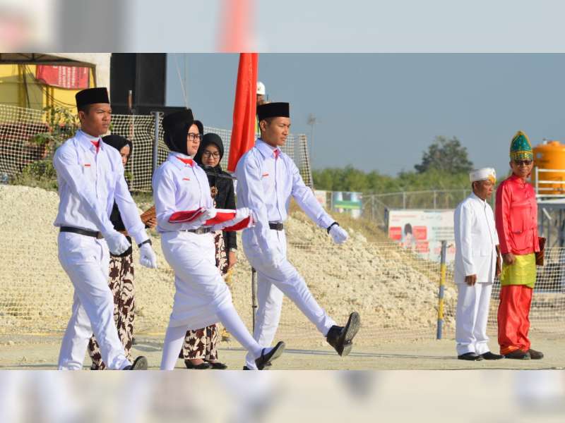 Khoirin dari Desa Bandungrejo, Pengibar Bendera Peringatan HUT RI di Lapangan Proyek Gas JTB