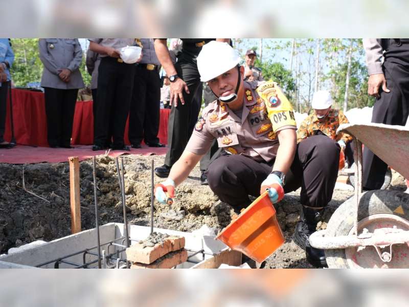Kapolres Bojonegoro Laksanakan Peletakan Batu Pertama Pembangunan Polsek Dander