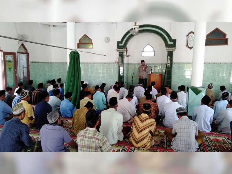 Musim Paceklik, Polisi di Bojonegoro ini Beri Pesan Kamtibmas&nbsp;Pada Jemaat Salat Jumat