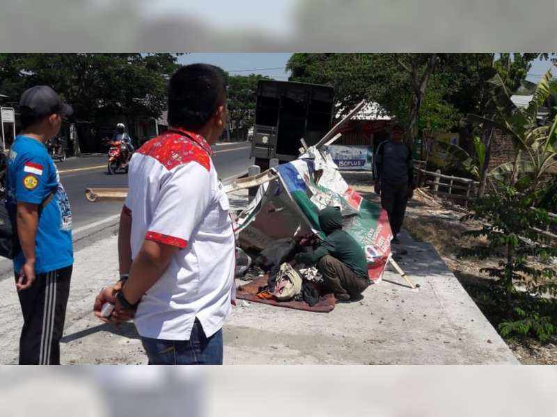 Satpol PP Bojonegoro Evakuasi Seorang Penderita Gangguan Jiwa ke Puskesmas Jiwa Kalitidu