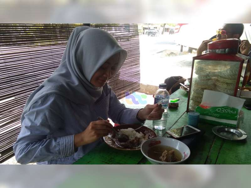 Asem-Asem Balungan Sapi Mbok Hartini di Bojonegoro Ini Layak Anda Coba