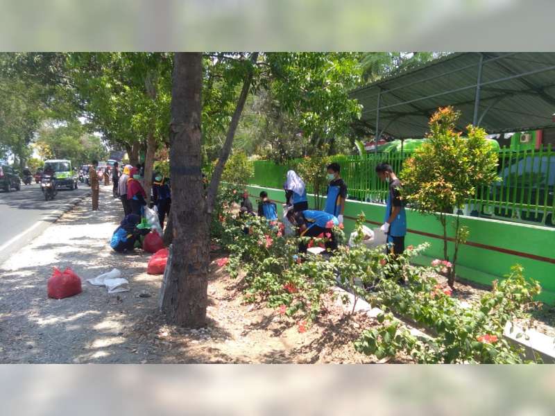 Pelajar SMKN 4 Bojonegoro Gelar Aksi Peduli Lingkungan, Bersih-Bersih Sampah
