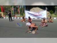 5 Orang Seniman di Bojonegoro Gelar Aksi Teatrikal, Doa untuk Negeri