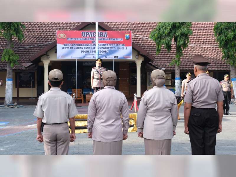 Anggota Polri dan PNS Polres Bojonegoro Terima SK Kenaikan Pangkat