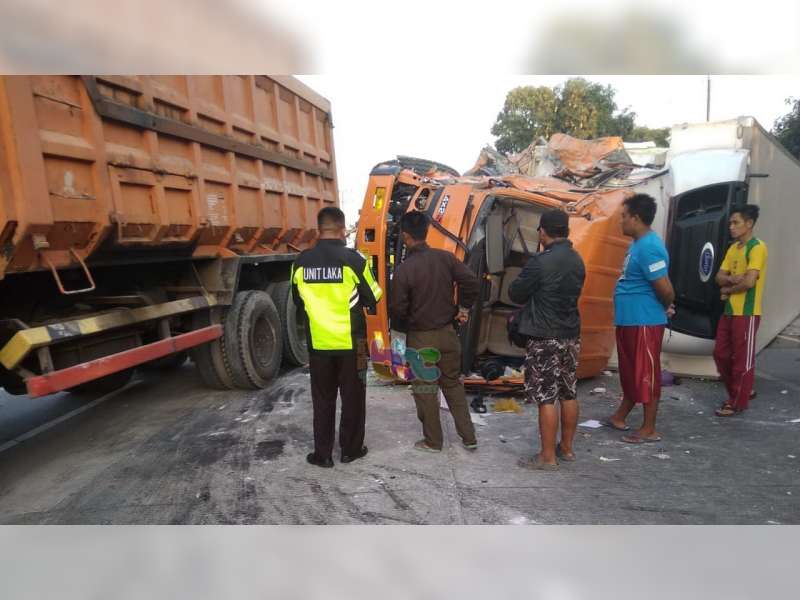 Diduga Mengantuk, Truk Boks Tabrak Truk Tronton di Kalitidu Bojonegoro, Kedua Pengemudi Luka-Luka