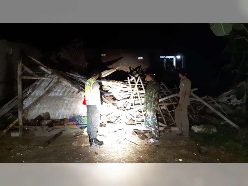 Akibat Diterjang Angin, Rumah Warga Kanor Bojonegoro Roboh
