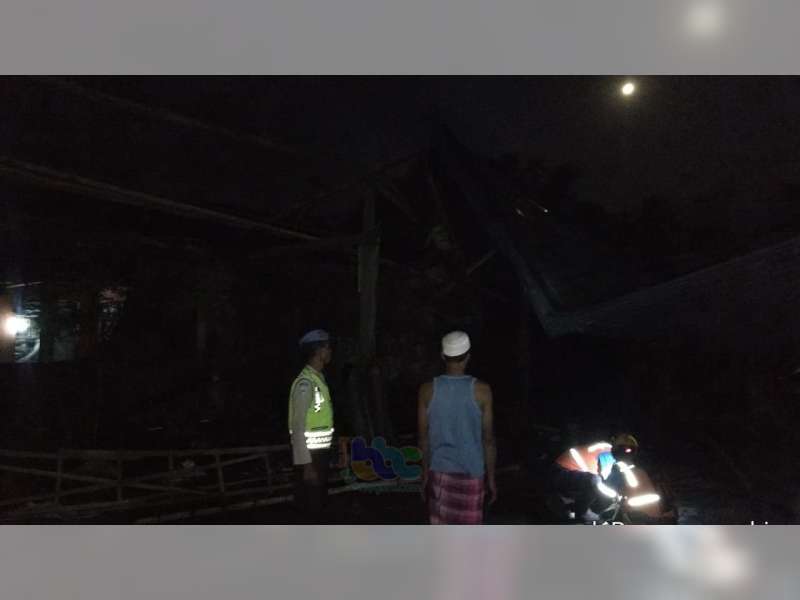 Lagi, Akibat Diterjang Angin, Atap Bengkel Milik Warga Baureno Bojonegoro Runtuh