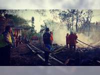 Ditinggal Pergi Pemiliknya, Rumah Pengepul Rongsokan di Kanor Bojonegoro Ludes Terbakar