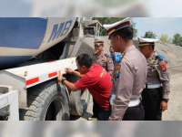 Minimalisir Kecelakaan Lalu-Lintas, Polres Bojonegoro Tempel Stiker pada Truk Muatan