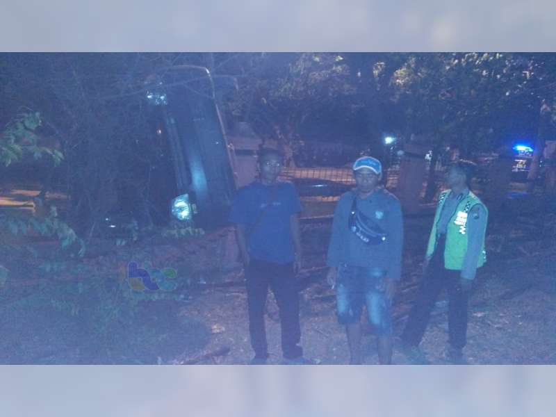 Akibat Pecah Ban, Mobil Pikap di Sumberrejo Bojonegoro Tabrak Pagar Hingga Terguling