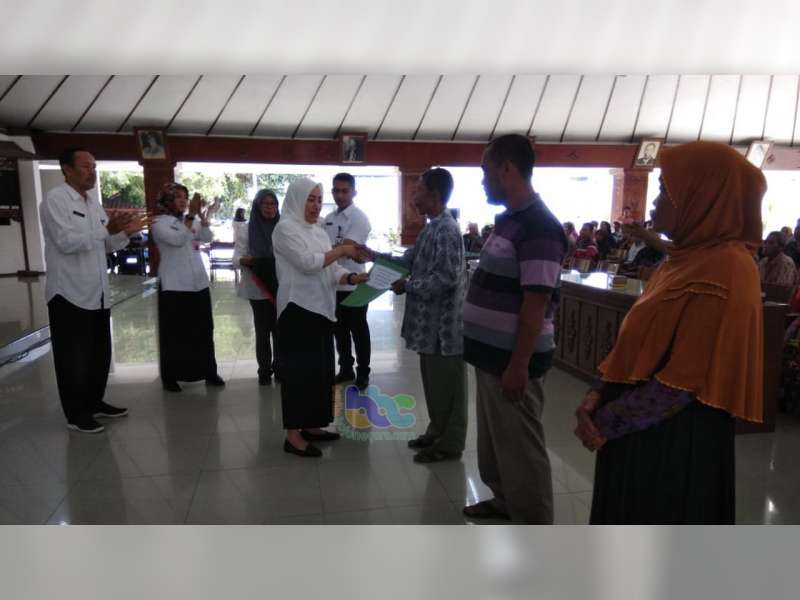 Pemkab Bojonegoro Serahkan Santunan Pada Korban Bencana Angin Kencang