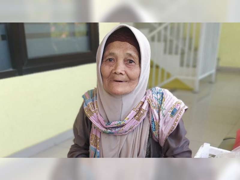 Mbah Sapurah, Nenek 80 Tahun Warga Trucuk Bojonegoro ini Bertahan Hidup di Usia Senja