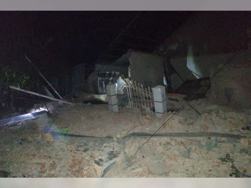 Diduga Lapuk, Gudang di Bojonegoro Kota Roboh, Timpa Kabel Listrik Hingga Padam