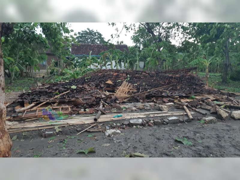 Tertimpa Rumahnya Yang Roboh, Seorang Warga Kalitidu Bojonegoro Luka-Luka