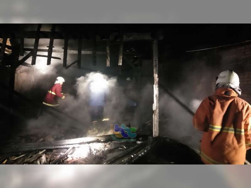 Diduga Akibat Lilin, Rumah Warga Ledokkulon Bojonegoro Kota Terbakar