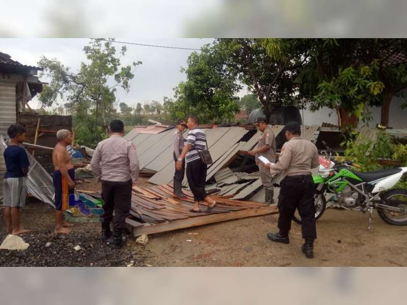 Bojonegoro Kembali Diterjang Angin Kencang, 2 Rumah Roboh Puluhan Lainnya Rusak