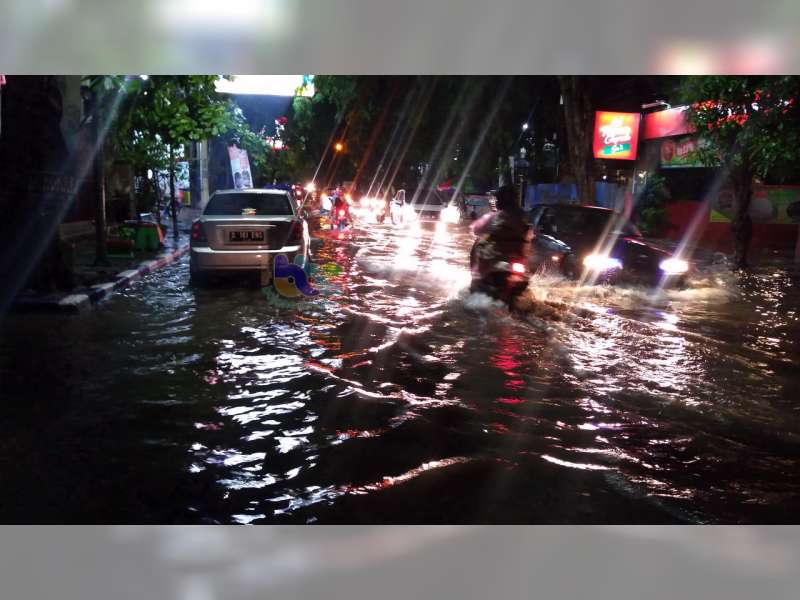 Meski Saluran Air Sudah Diperbaiki, Banjir Masih Genangi Jalan Panglima Sudirman Bojonegoro