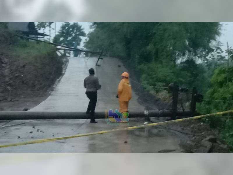 Akibat Hujan Deras dan Angin Kencang, 3 Buah Tiang Listrik di Sekar Bojonegoro, Roboh