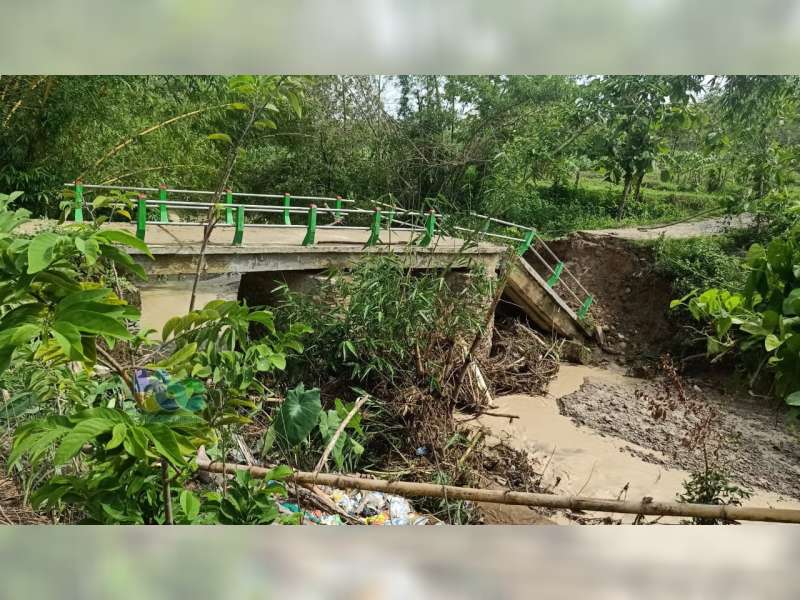Diterjang Banjir Bandang, Jembatan di Ngambon Bojonegoro Putus, Warga 3 Dukuhan Terisolir