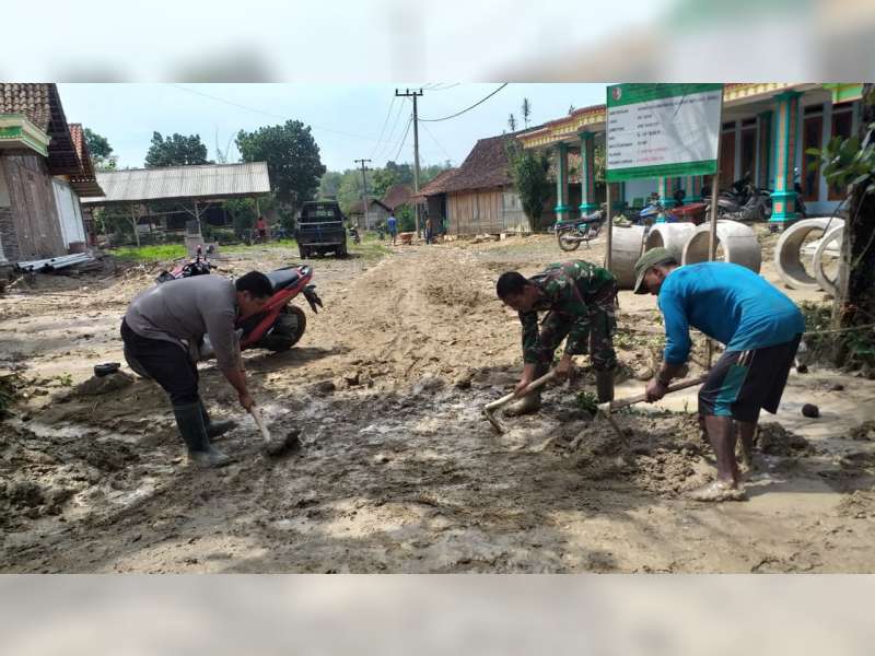 Aparat di Sekar Bojonegoro, Kerja Bakti Bersihkan Endapan Lumpur Dampak Banjir Bandang