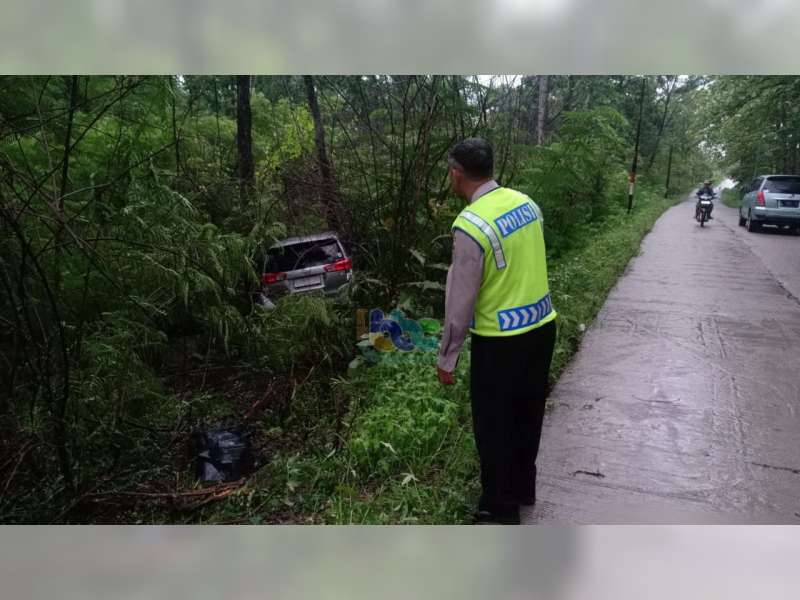 Mobil Kijang Innova Terperosok ke Hutan Dekat Objek Wisata Khayangan Api Bojonegoro